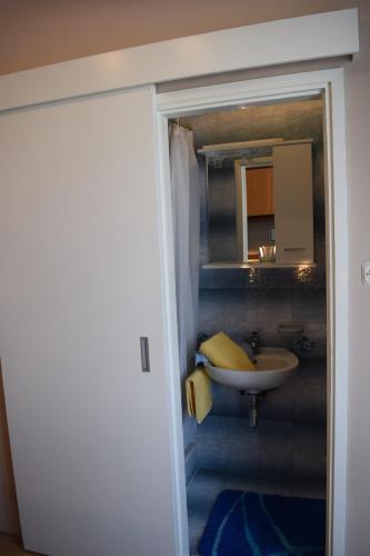 Apartments with parking space Rab - 12383