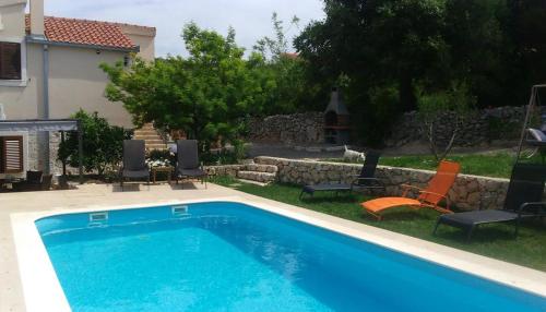 uma piscina no quintal de uma casa em Family friendly house with a swimming pool Vinisce, Trogir - 7510 em Vinišće