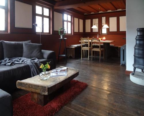 ein Wohnzimmer mit einem Sofa und einem Tisch in der Unterkunft Ickelhaus 2 in Bad Windsheim