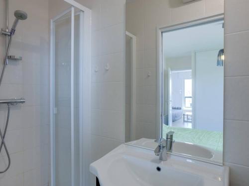 uma casa de banho branca com um lavatório e um espelho em Appartement Saint-Jean-de-Luz, 2 pièces, 4 personnes - FR-1-4-646 em Saint-Jean-de-Luz