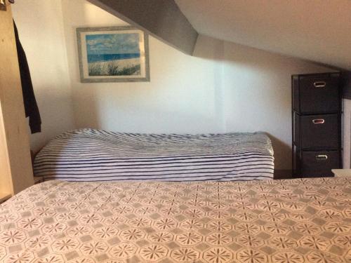 - une petite chambre avec un lit et une commode dans l'établissement Maisonnette près de la plage avec cour privée et parking, idéale pour 4 pers. et balades en bord de mer - FR-1-476-189, à La Faute-sur-Mer