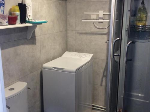 une petite salle de bain avec douche et toilettes dans l'établissement Maisonnette près de la plage avec cour privée et parking, idéale pour 4 pers. et balades en bord de mer - FR-1-476-189, à La Faute-sur-Mer