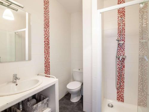 une salle de bain blanche avec des toilettes et un lavabo dans l'établissement Charmant appartement au centre-ville de Saint-Jean-de-Luz, plage et commerces à proximité - FR-1-4-651, à Saint-Jean-de-Luz