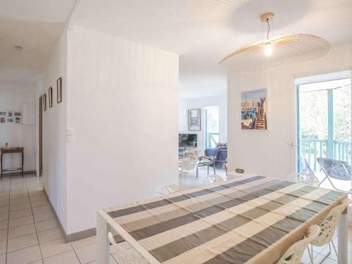 Photo de la galerie de l'établissement Vacances Calmes à Saint-Jean-de-Luz: Bel Appartement 3 Étoiles, Proche Plage et Centre-Ville - FR-1-4-654, à Saint-Jean-de-Luz