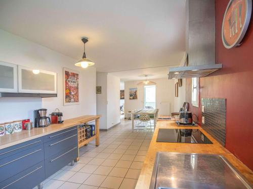 Photo de la galerie de l'établissement Vacances Calmes à Saint-Jean-de-Luz: Bel Appartement 3 Étoiles, Proche Plage et Centre-Ville - FR-1-4-654, à Saint-Jean-de-Luz