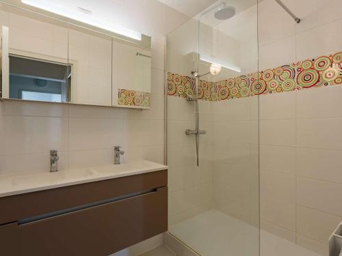 y baño con ducha, lavabo y espejo. en Appartement Saint-Jean-de-Luz, 2 pièces, 4 personnes - FR-1-4-655, en San Juan de Luz