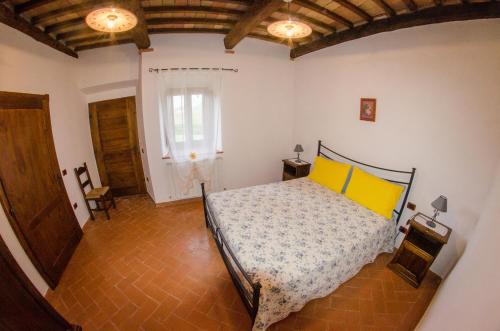 een slaapkamer met een bed en een raam bij Agriturismo podere casano in Radicofani