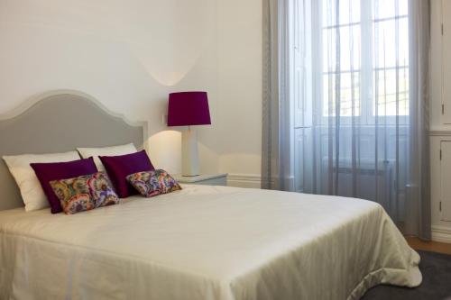 - une chambre avec un lit blanc et 2 oreillers dans l'établissement Casa de Cambres, à Lamego