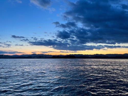 a view of a large body of water at sunset at 白浜貸別荘2-76 in Kanayama