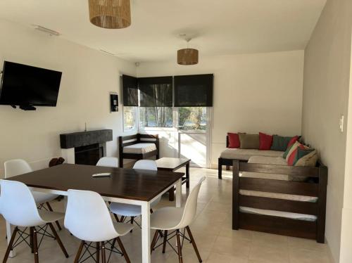 - un salon avec une table, des chaises et un canapé dans l'établissement Tierras del Norte, à Salta