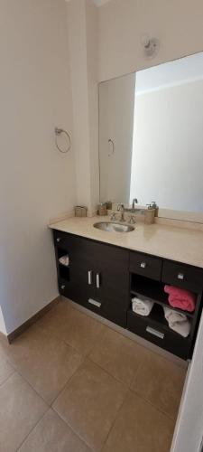 a bathroom with a sink and a mirror at Dúplex amplio y luminoso in San Fernando del Valle de Catamarca