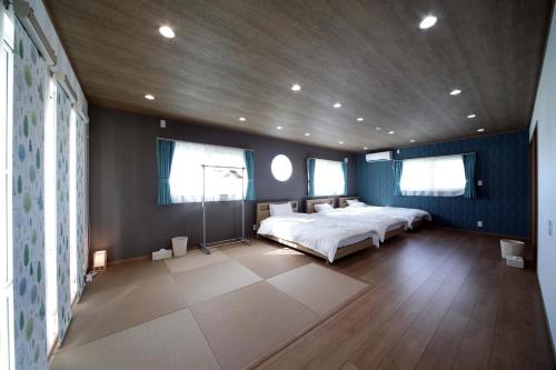 a bedroom with a bed in the middle of it at 白浜貸別荘2-79 in Shirahama