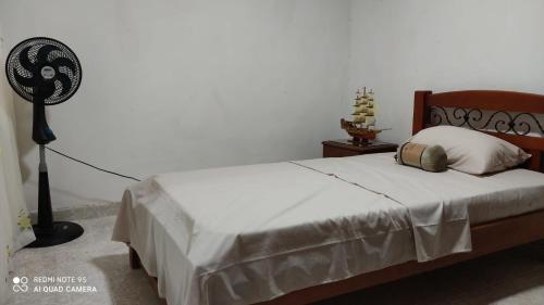 a bedroom with a bed and a lamp in it at Agradable casa para una excelente estadía. in Palmira