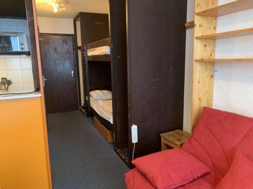 Cette petite chambre comprend des lits superposés et un canapé. dans l'établissement Studio cosy à Val Thorens, idéal pour 3 pers., balcon sud-ouest, proche commerces et remontées mécaniques - FR-1-637-41, à Val Thorens