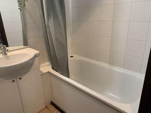 une salle de bain avec un lavabo, une baignoire et une douche dans l'établissement Studio cosy à Val Thorens, idéal pour 3 pers., balcon sud-ouest, proche commerces et remontées mécaniques - FR-1-637-41, à Val Thorens