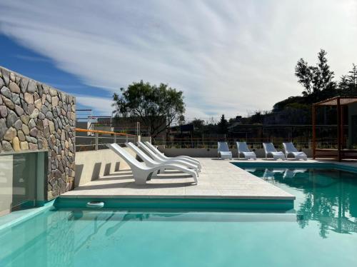una piscina con tumbonas y una piscina en Tierras del Norte en Salta