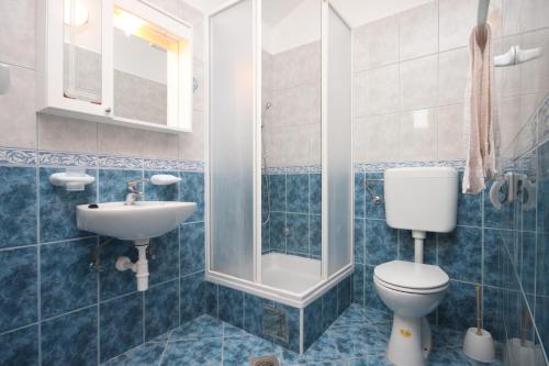 uma casa de banho com um WC e um lavatório em Apartments with a parking space Sveti Petar, Biograd - 6174 em Sveti Filip i Jakov