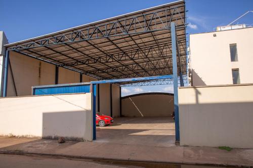a parking lot with a car in a garage at HOTEL EXECUTIVO in Parauapebas