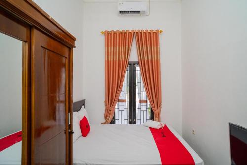 パランカラヤにあるRedDoorz Syariah @ Jalan Tingang Palangkarayaのベッドルーム(ベッド1台、窓付)