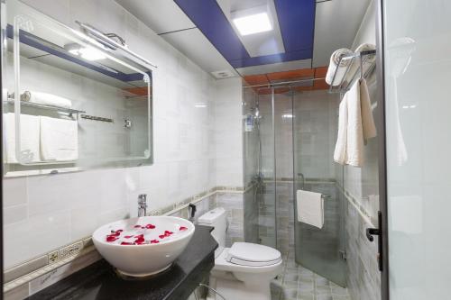London Sa Pa Hotel في سابا: حمام مع حوض ومرحاض ودش