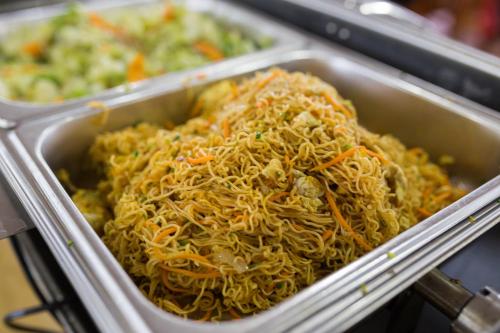 un contenitore di plastica pieno di noodles e verdure di London Sa Pa Hotel a Sa Pa