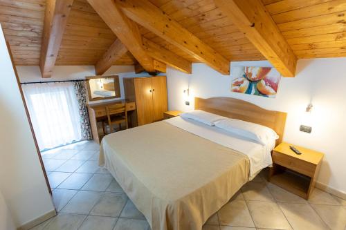 - une chambre avec un grand lit et un plafond en bois dans l'établissement B&B Il Vicoletto Del Casale, à Centola