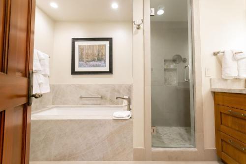 een badkamer met een douche en een wastafel bij Deluxe King Room Hotel Room in Park City