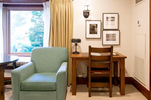 een woonkamer met een stoel en een tafel en een stoel bij Deluxe King Room Hotel Room in Park City