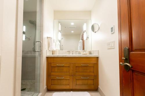 een badkamer met een wastafel en een douche bij Deluxe King Room Hotel Room in Park City