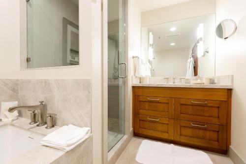 Ένα μπάνιο στο Deluxe King Room Hotel Room