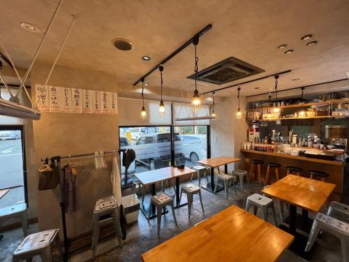 熊本市にあるジーアールホテル水道町の木製のテーブルと椅子、カウンターが備わるレストラン