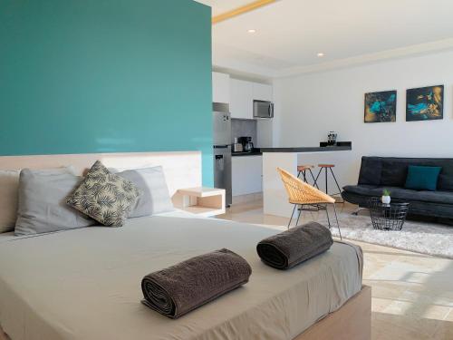een slaapkamer met een groot bed met twee kussens erop bij Rentas Vacacionales Torre Diez in Playa del Carmen