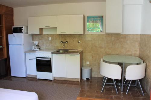 Kuchyňa alebo kuchynka v ubytovaní Apartments with a parking space Senj - 7475