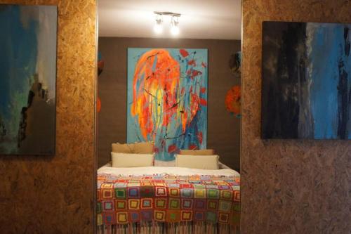 1 dormitorio con 1 cama en el espejo en Espectacular departamento en zona residencial en Mendoza