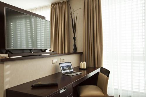 Μια τηλεόραση ή/και κέντρο ψυχαγωγίας στο Aparthotel DeLuxe