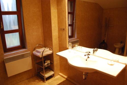 Ванна кімната в Boróka Apartmanházak - Öregház