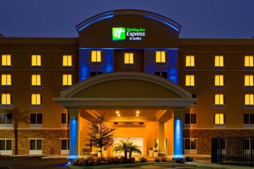 widok na hotel w nocy w obiekcie Holiday Inn Express Hotel & Suites Largo-Clearwater, an IHG Hotel w mieście Largo