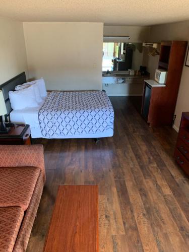 Ένα ή περισσότερα κρεβάτια σε δωμάτιο στο Smokey Point Motor Inn