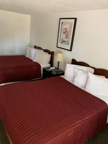 Ένα ή περισσότερα κρεβάτια σε δωμάτιο στο Smokey Point Motor Inn