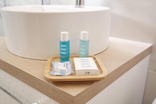 bandeja de madera con 2 cepillos de dientes y báscula en el baño en Appartements Premium en Hyper Centre Ville, en Brignoles