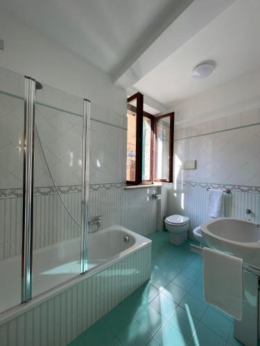 a bathroom with a tub and a sink and a toilet at Casa Apolloni 40 in Fano