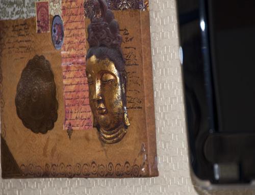a picture of a gold head on a wall at Charme et Caractère Le Turenne in Beaulieu-sur-Dordogne