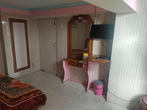 um quarto com uma cama e um espelho em Hotel Shubam Banquet & Restaurant By WB Inn em Jammu