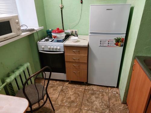 cocina pequeña con nevera y fogones en министудия, в которой есть абсолютно всё, en Cherníhiv