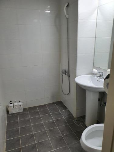 uma casa de banho com um chuveiro, um WC e um lavatório. em Queen Motel Andong em Andong