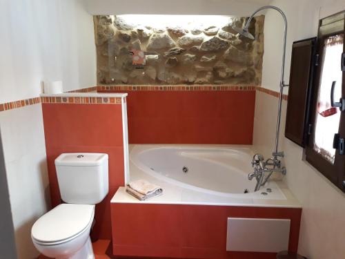 ein Badezimmer mit einem WC und einer Badewanne in der Unterkunft Casas Lucas - Carleo in Outes
