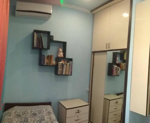 una camera da letto con un letto e uno specchio di Confy appartment in near Republic Square a Yerevan