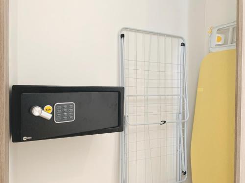 een muur met een deur met een bedieningspaneel erop bij Rentas Vacacionales Torre Diez in Playa del Carmen