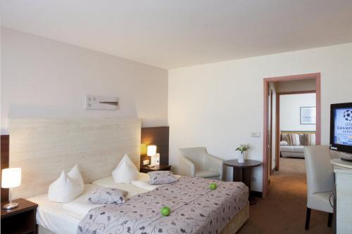 Postel nebo postele na pokoji v ubytování QU Hotel Augsburg