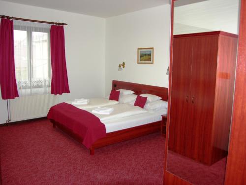 Кровать или кровати в номере Adler Hotel